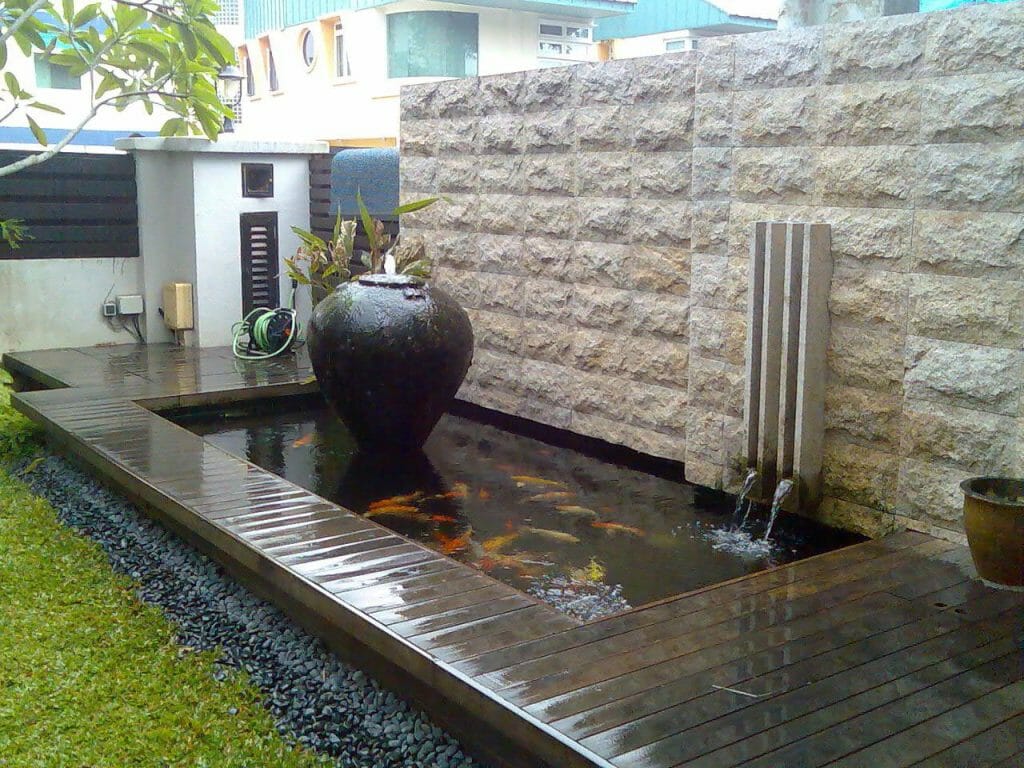 Kolam ikan kombinasi batu alam dan keramik