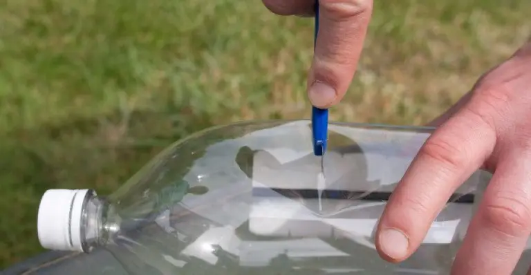 melubangi botol bekas untuk hidroponik