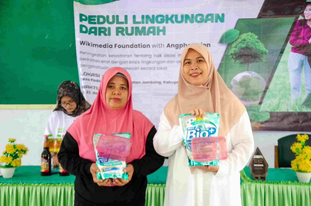 Ibu rumah tangga peserta program pemberdaya masyarakat ANGPHOT 1024x678 ibu rumah tangga peserta program sosial ANGPHOT