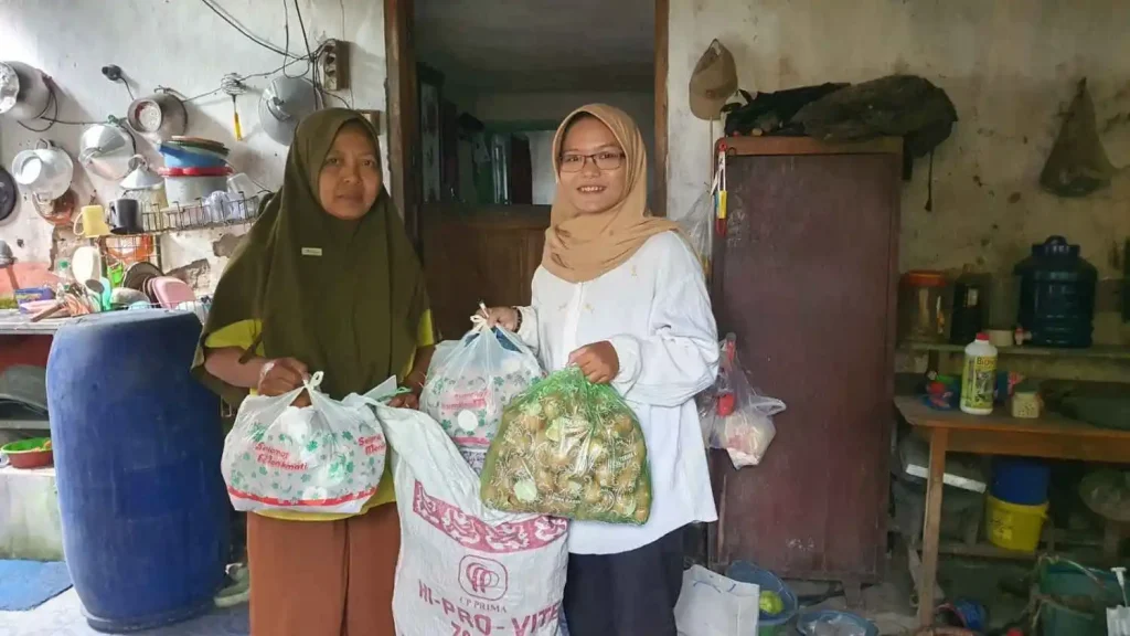 bu mistiyah mitra tabungan limbah angphot Bu Mistiyah - mitra Tabungan Limbah ANGPHOT