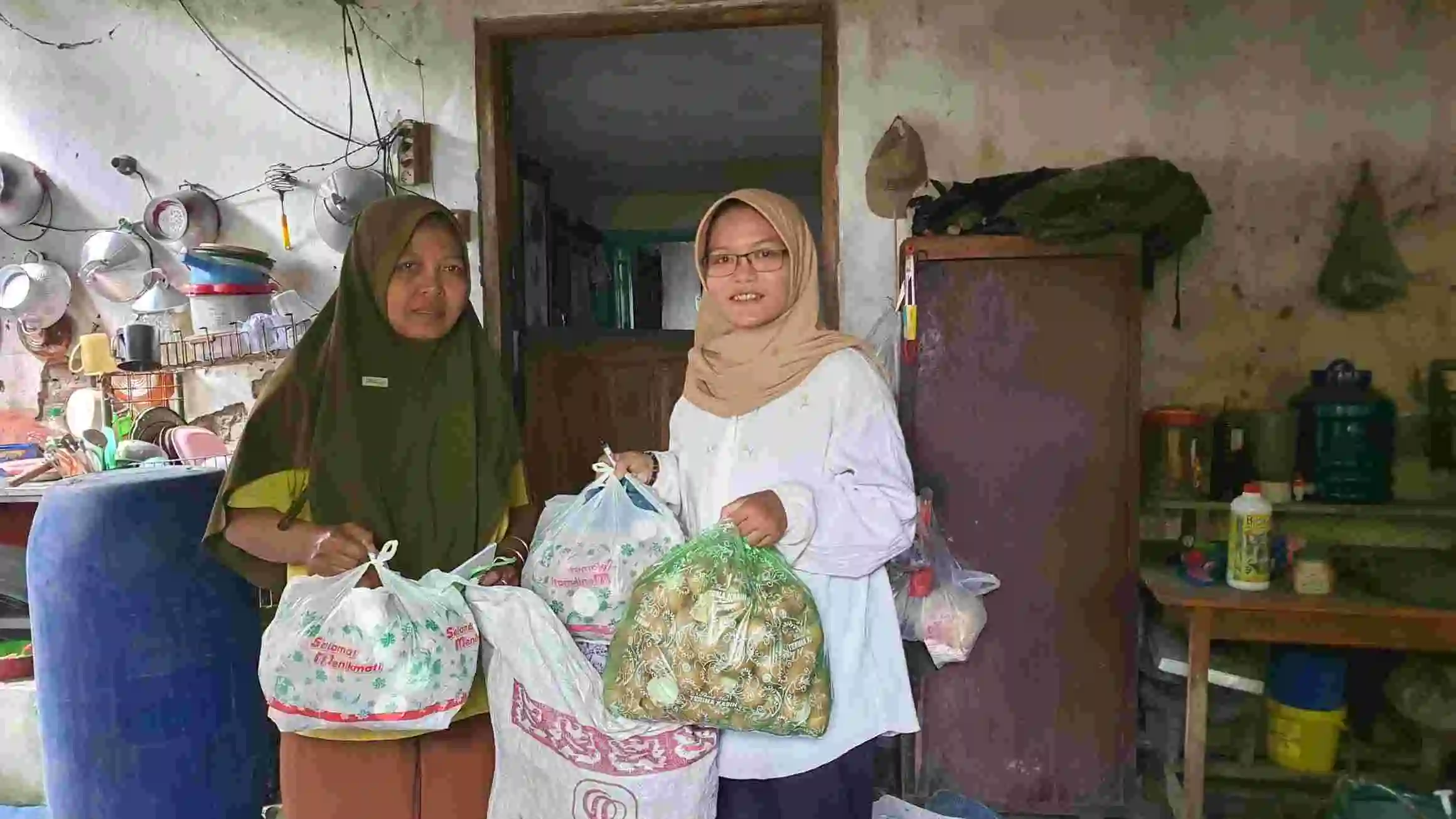Pengumpulan limbah cangkang telur bersama ibu-ibu pedesaan