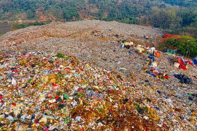 tumpukan limbah di TPA tumpukan limbah di TPA